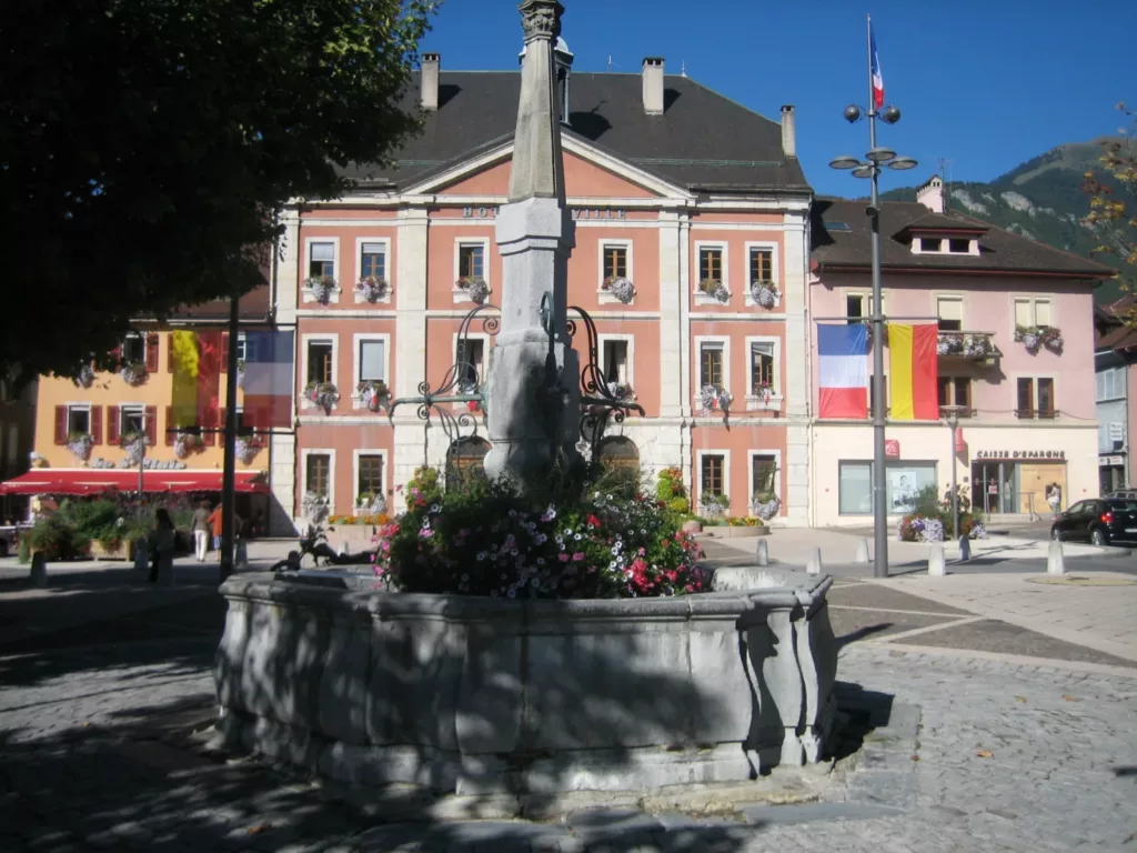 Fontaine et Mairie de Bonneville en haute savoie Fontaine et Mairie de Bonneville en haute savoie